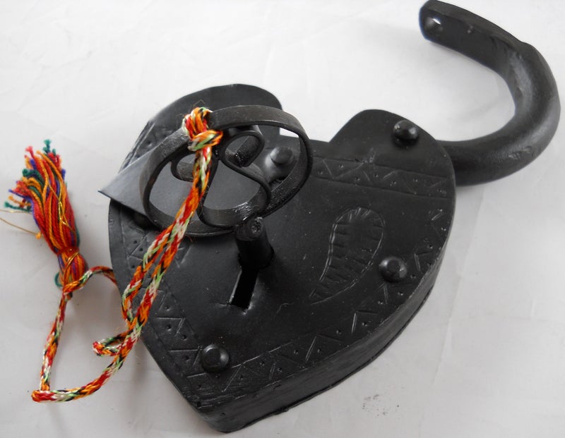 GSM Large Antique Reproduction Heart Padlock with Key - Image 5